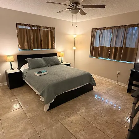 M13 Large Master Room With Private Bathroom & Smart Tv